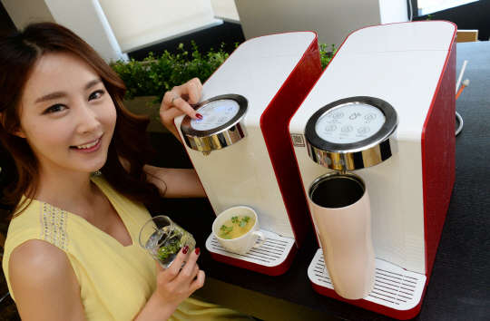 LG전자 모델이 15일 서울 여의도 LG트윈타워에서 온수 기능을 넣고 편의성을 강화한 직수형 온정수기 신제품을 소개하고 있다.<LG전자 제공>